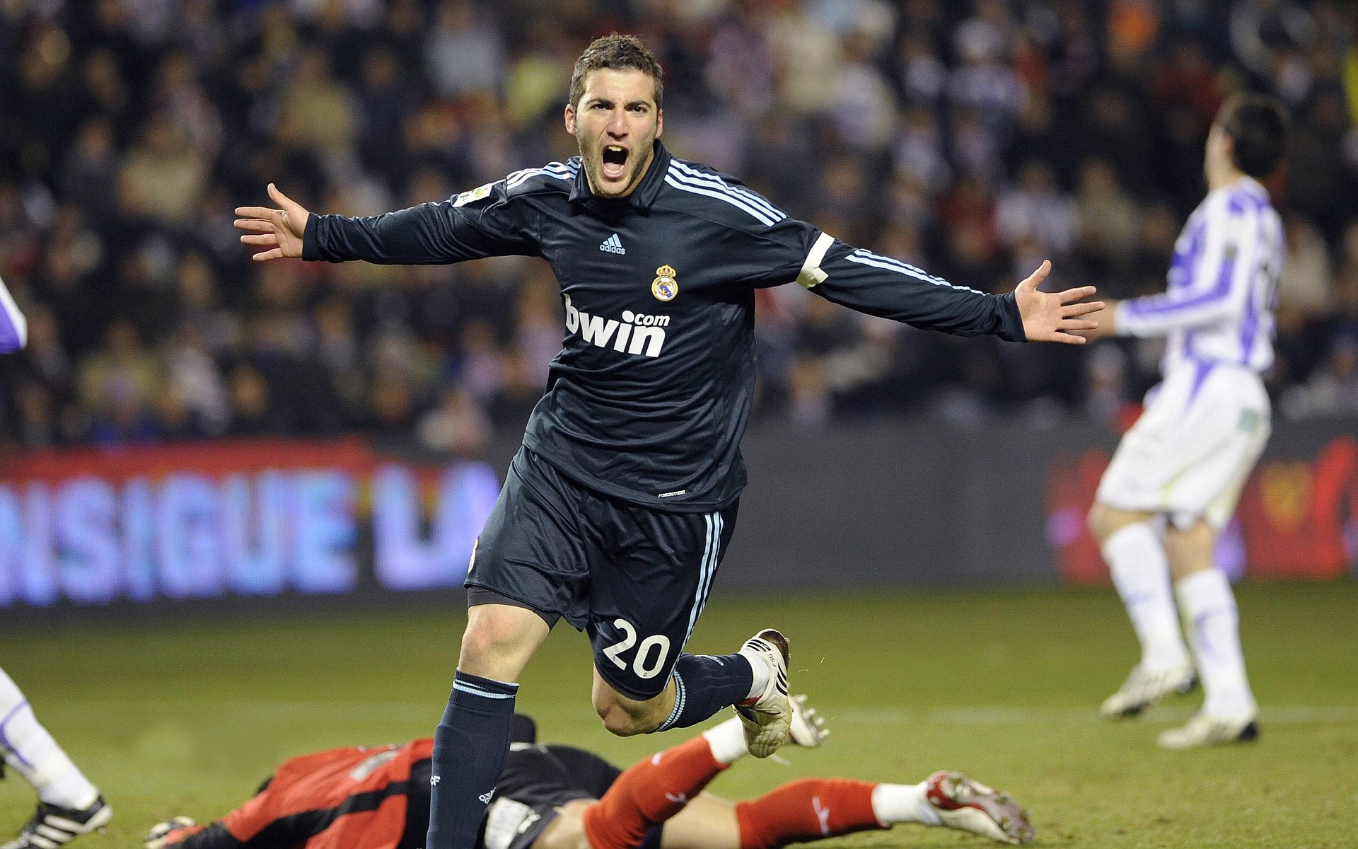 中超球队战术多样化，比赛精彩纷呈，中超球队实力分析