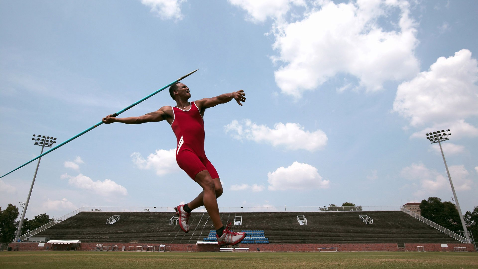 众多球队争夺胜利,比赛激烈异常,这场球赛的胜败关键是队员们的齐心协力